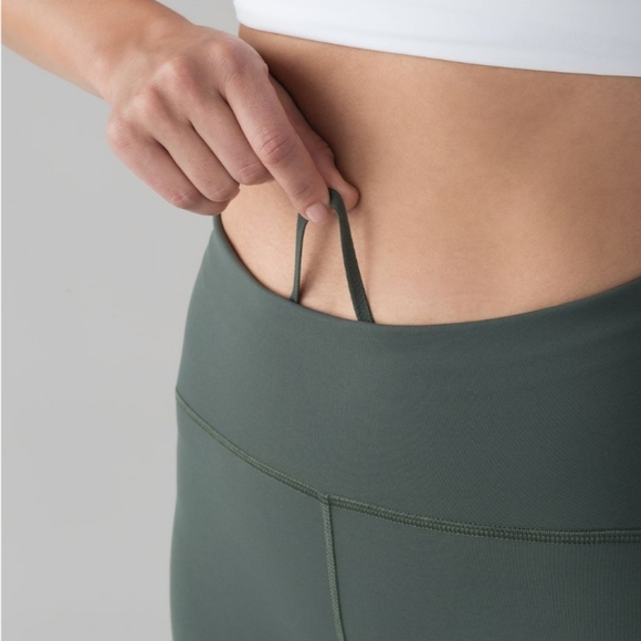 Lululemon Train Times Crop (17"), Size 6 - Picture 7 of 12
